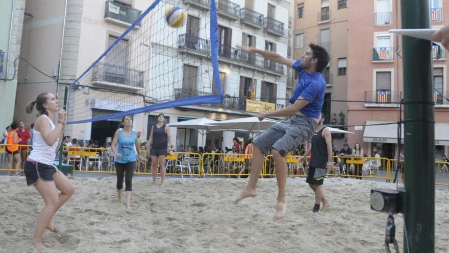 Imatge de l&#039;any passat del torneig de vòlei platja a la plaça Major