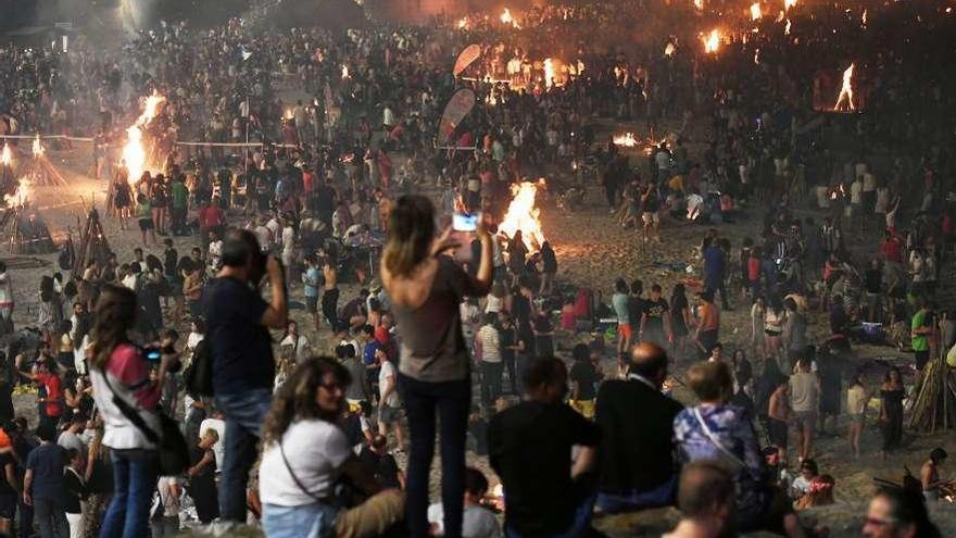 Celebración de San Juan en la playa del Orzán, la semana pasada.