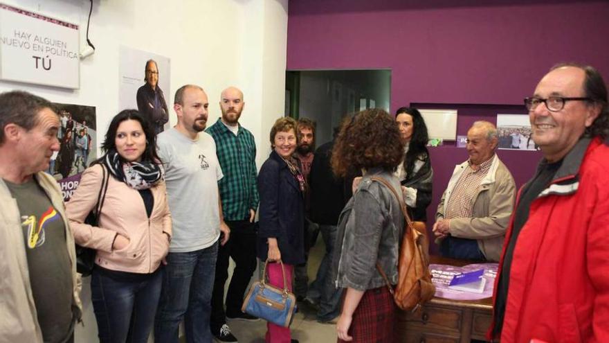 Integrantes del consejo ciudadano de Podemos, ayer, antes de su reunión.