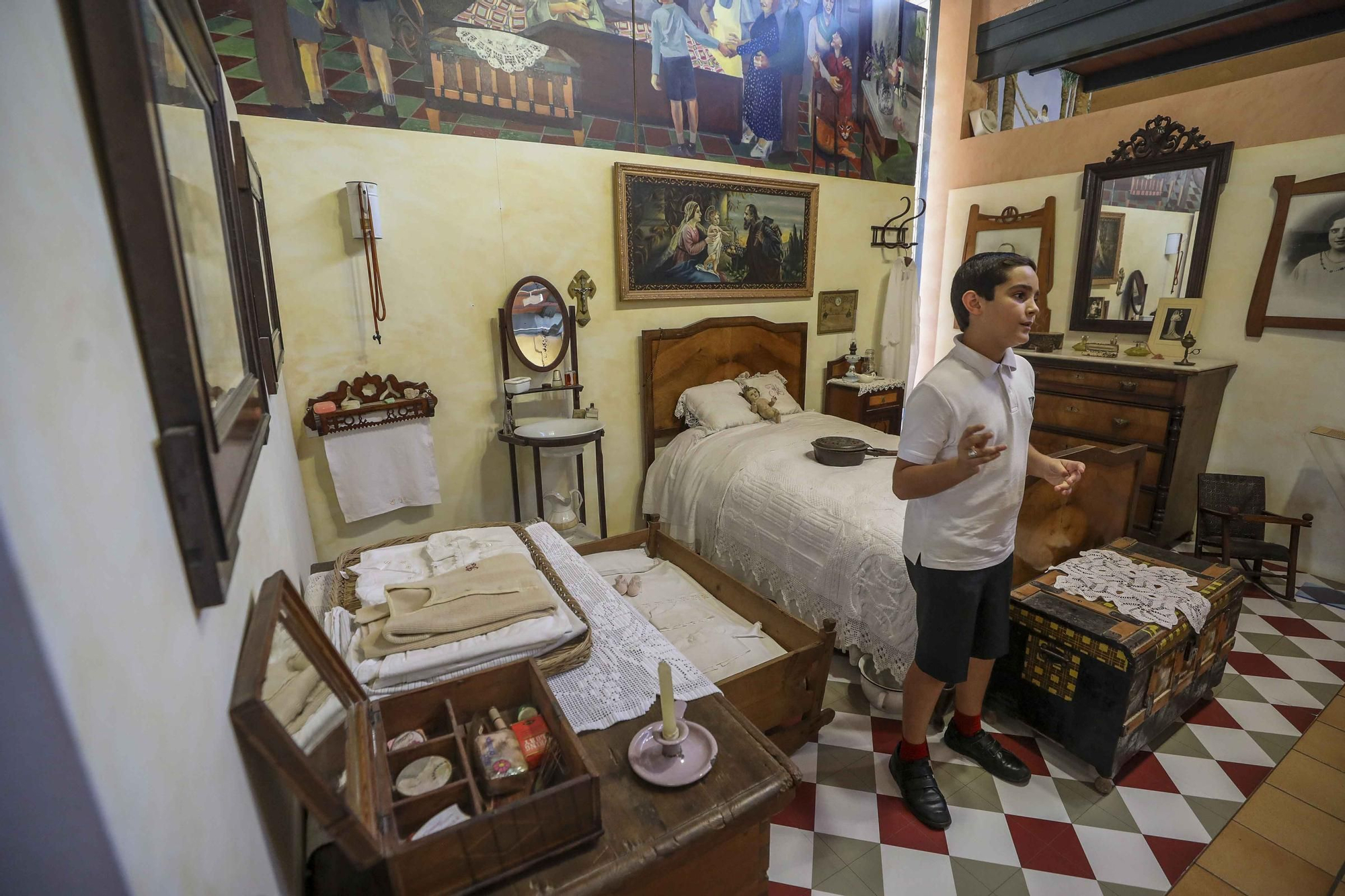 Niños con alma de guia turistica en el museo de pusol Elche