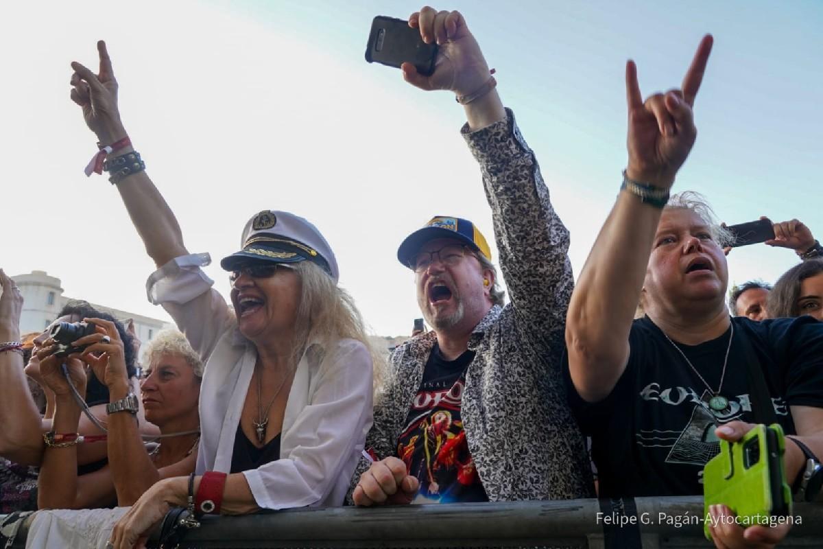 Aficionados, con su pulsera, durante la pasada edición del Rock Imperium.
