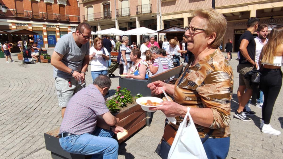 Degustación popular en la Feria de Productos de la Tierra de Benavente. / E. P.