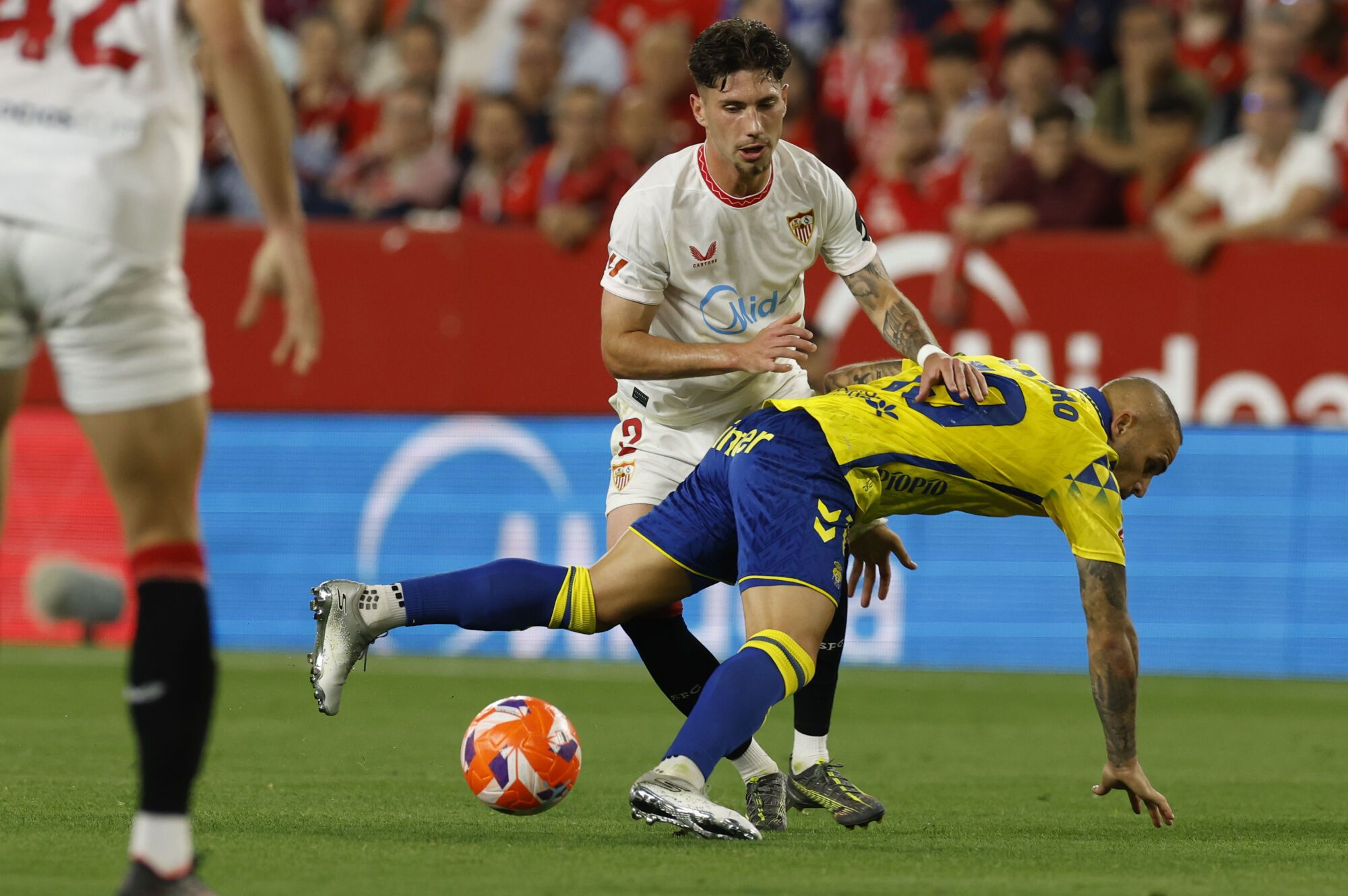 El delantero de Las Palmas Sandro Ramírez (d) cae ante José Ángel Carmona, del Sevilla, durante el partido de LaLiga de fútbol que Sevilla FC y UD Las Palmas disputan en el estadio Ramón Sánchez-Pizjuán. EFE/Julio Muñoz. (Sevilla) (Las Palmas)