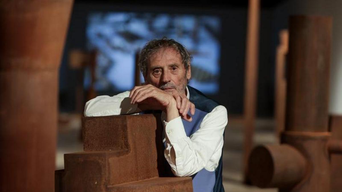 Miquel Navarro crea un bosque laberíntico con sus esculturas en la Lonja del Pescado de Alicante