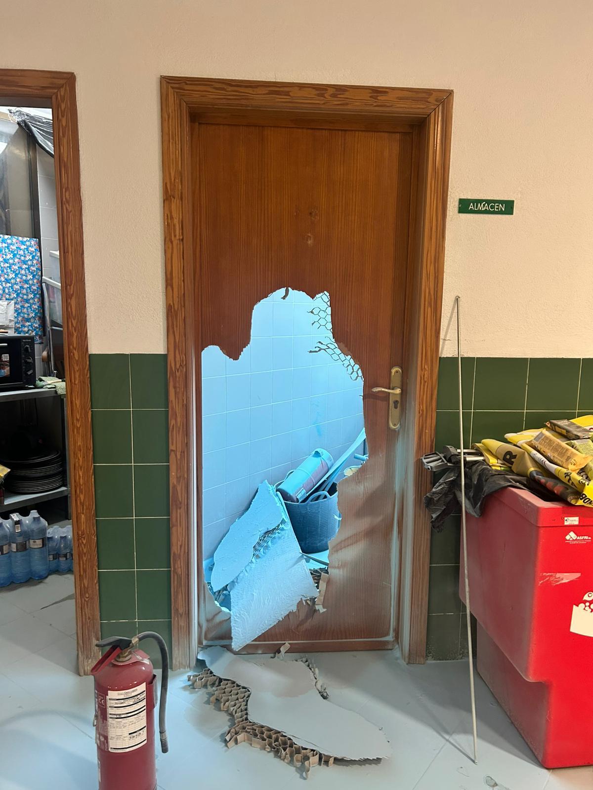 La puerta del alamacén del pabellón también sufrió destrozos.