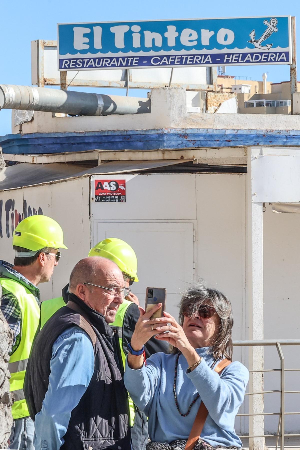 Trabajos de desmontaje y demolición del Kiosco El Tintero en la playa del Cura de Torrevieja por parte del servicio provincial de Costas