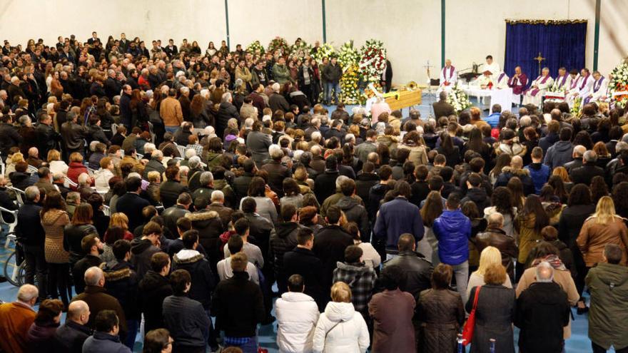 Centenares de familiares, amigos y conocidos llenaron ayer el pabellón de Agolada en el funeral.