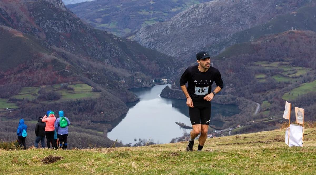 El ganador, Rubén Cabo, por la zona de Les Collaínes, con el embalse de Rioseco al fondo.