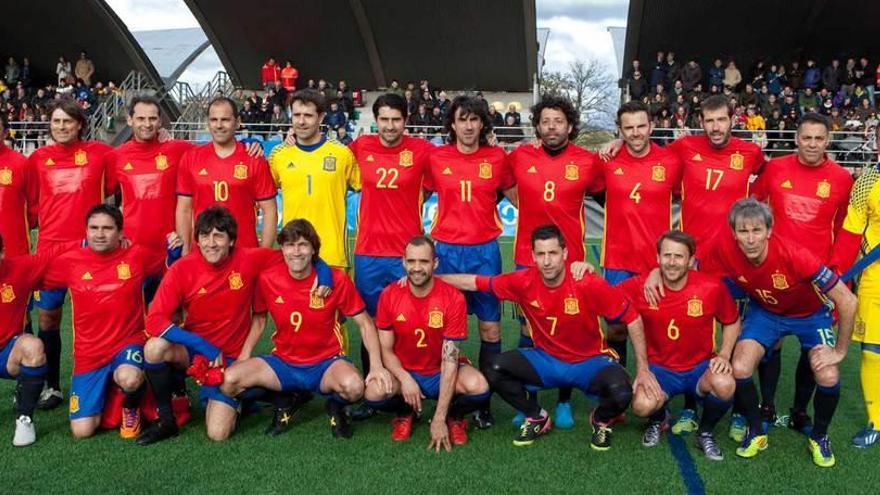 Selección española. Por la izquierda, de pie, Luis Cembranos, Julen Guerrero, Giner, Salva Ballesta, Aranzubía, De la Red, Amavisca, Iván Campo, Marchena, Romero, Pier y Contreras; agachados, Sergi, Juan Sánchez, Patxi Salinas, Julio Salinas, Juanfran, Capdevila, Mendieta y &quot;Lobo&quot; Carrasco.