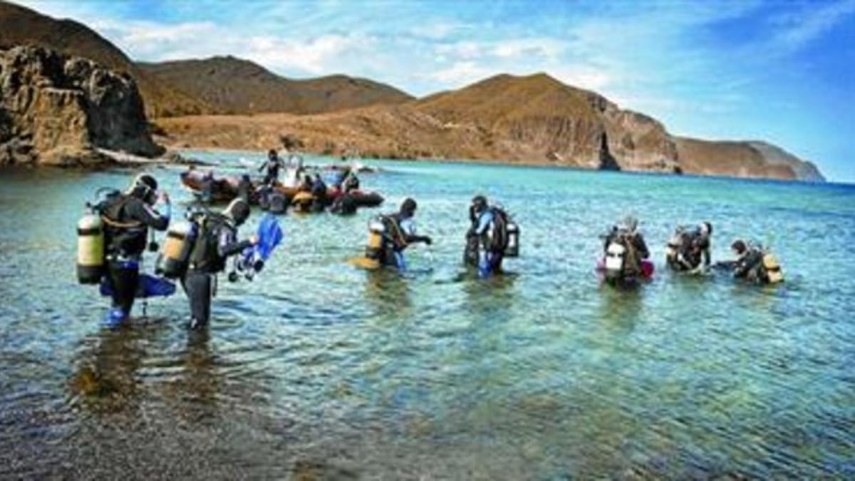 Un grupo de submarinistas, en las cristalinas aguas de la playa de la Isleta del Moro, en el cabo de Gata.