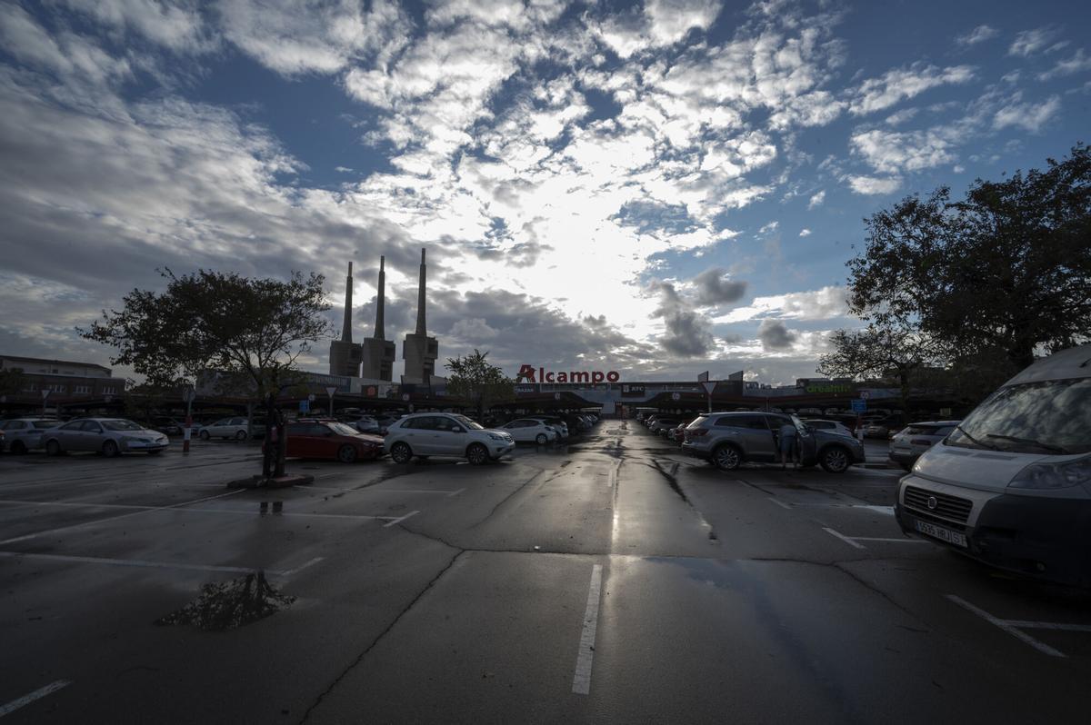 Sant Adrià de Besós. 20.10.2025. Barcelona. Parking de las instalaciones del centro comercial Alcampo en Sant Adrià de Besós que serán sustituidas por oficinas de Inditex. Fotografía de Jordi Cotrina