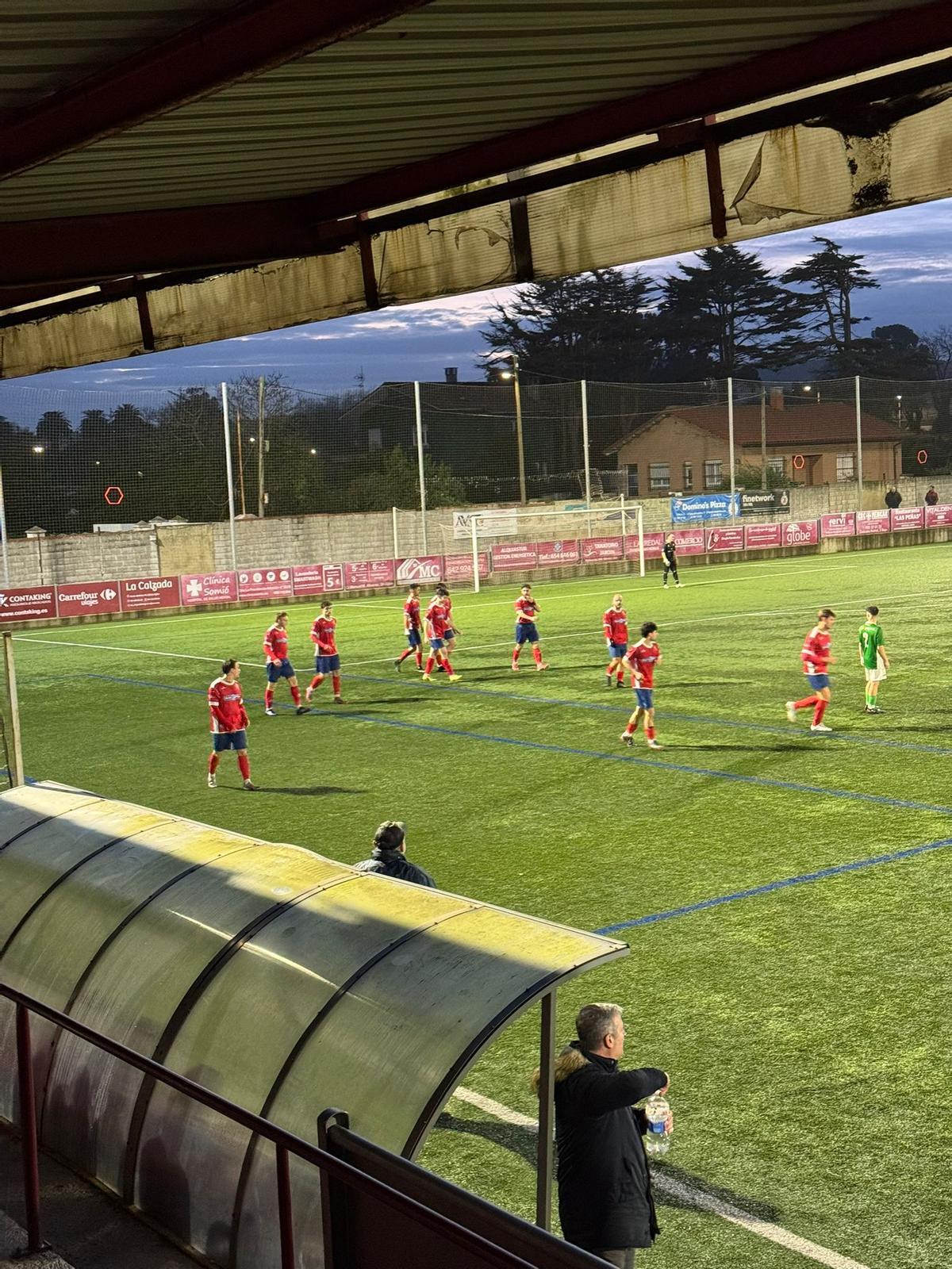 Un momento del partido del Narcea contra el Fabril.