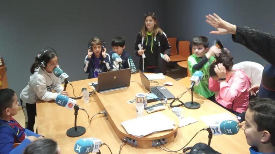 Alumnes de quart de primària a les instal·lacions de la ràdio municipal d&#039;Olesa de Montserrat