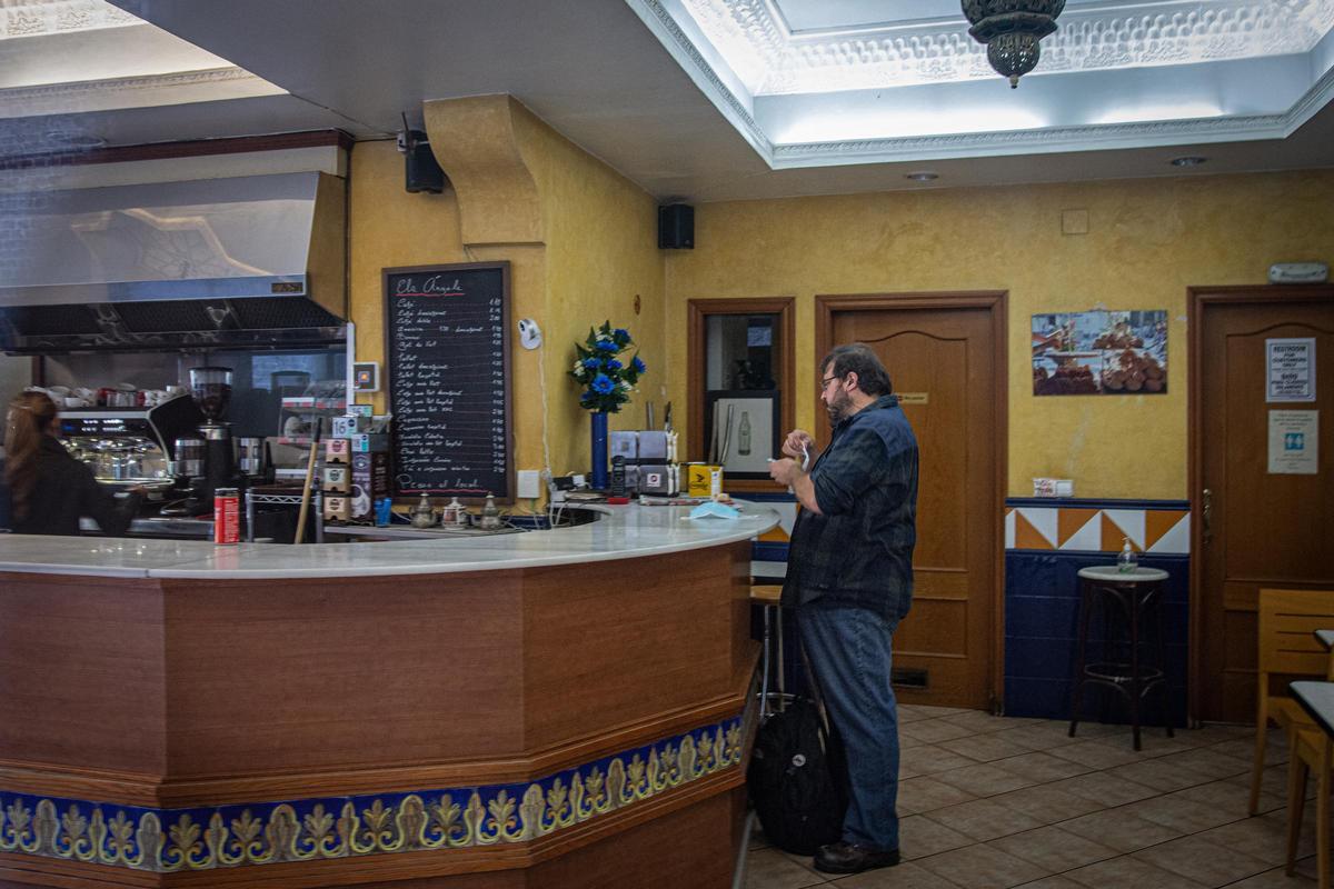 . Cliente desaynando sin mascarilla en el interior de una fleca en plaza dels ángels.