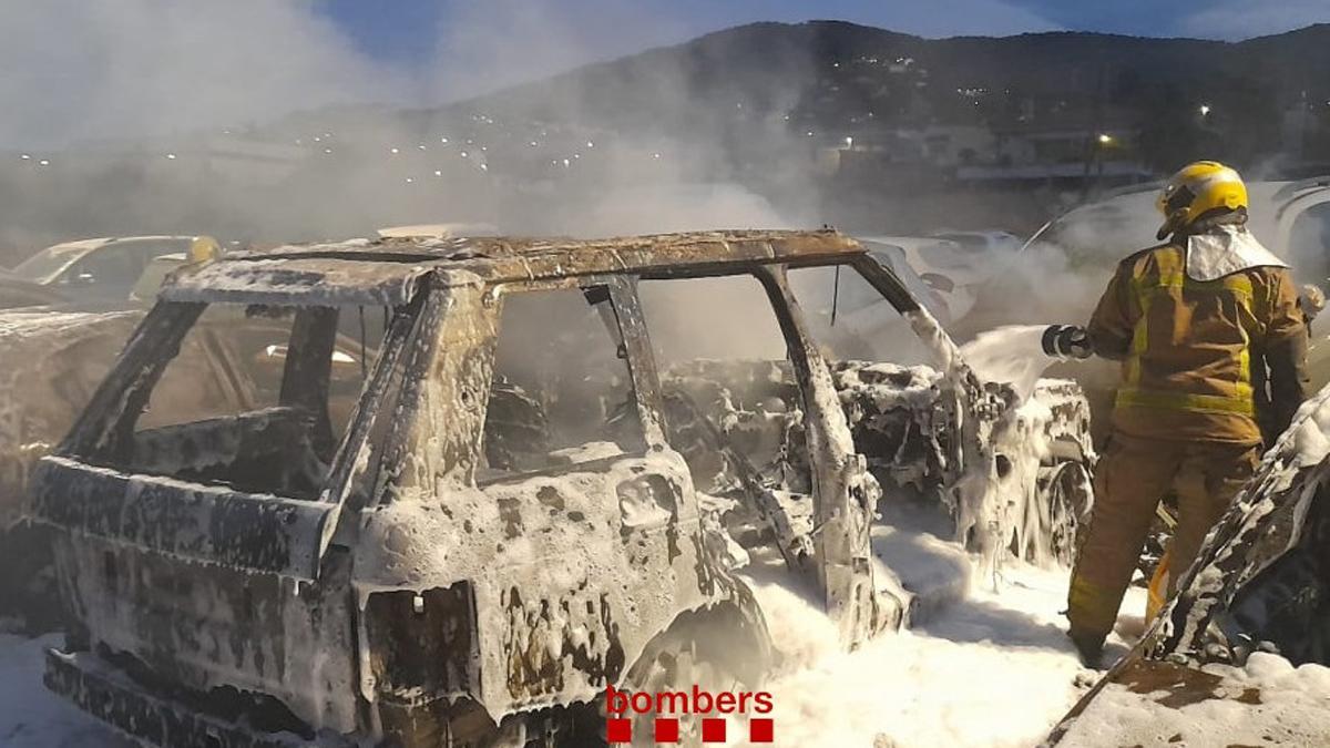 Los bomberos trabajan en la extinción del incendio de Premià de Mar