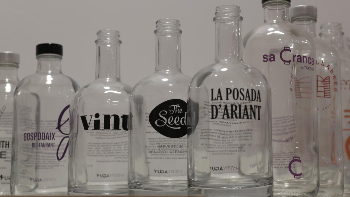 Botellas de vidrio personalizadas para servir agua em hoteles y restaurantes.