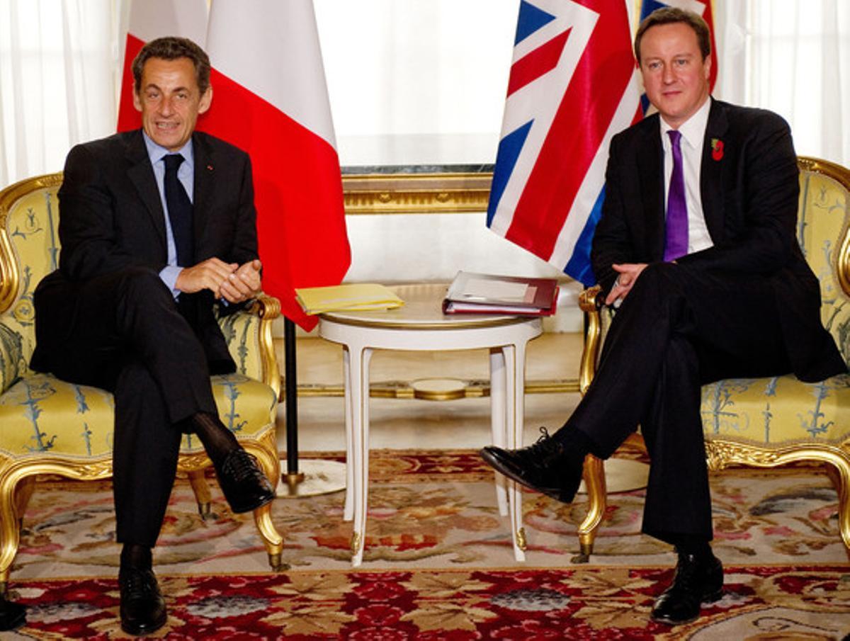 Sarkozy y Cameron, durante la firma del acuerdo