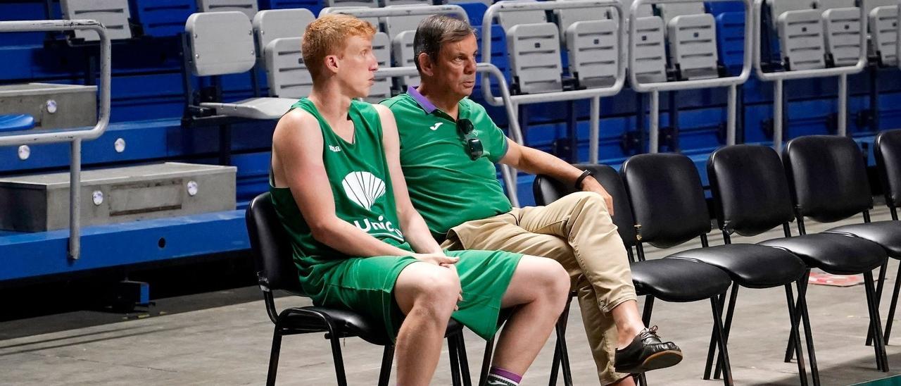 Juanma Rodríguez, director deportivo del Unicaja, junto a Alberto Díaz.