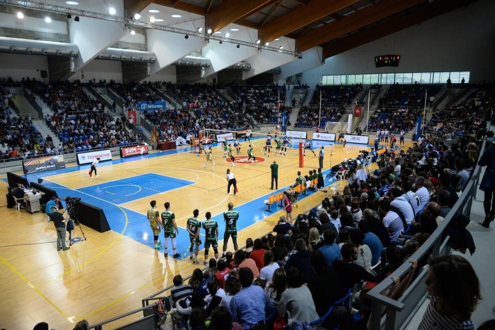 Palmas Volleyballer haben die spanische Meisterschaft gewonnen. Can Ventura besiegte am Samstag (29.4.) in der Halle von Son Moix den amtierenden Meister Almería mit 3:1-Sätzen.