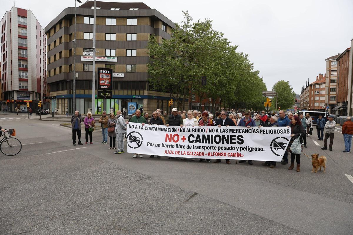 La protesta vecinal de La Calzada por los camiones en el barrio, en imágenes La protesta vecinal de La Calzada por los camiones en el barrio, en imágenes