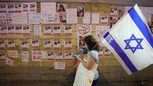 Una mujer sostiene una bandera de Israel en una protesta para pedir al Gobierno del país que rescate a las persionas secuestradas por Hamás.