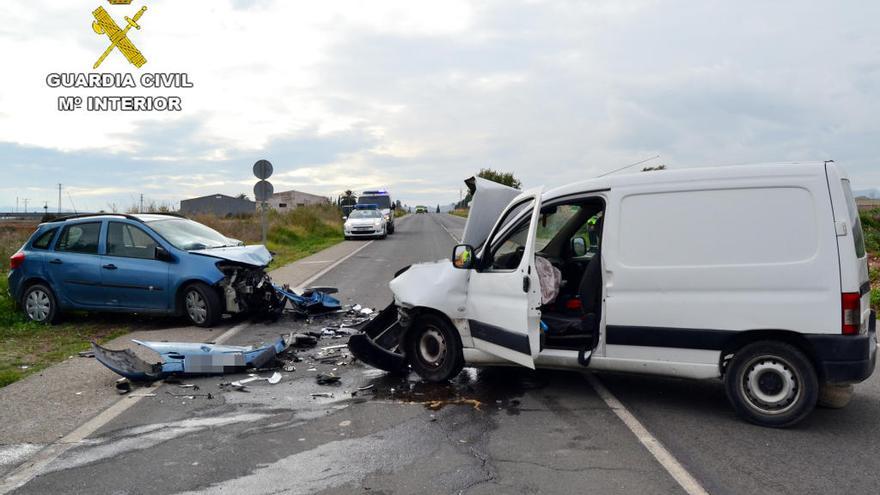 Se da a la fuga tras ocasionar un accidente con dos heridos en Totana