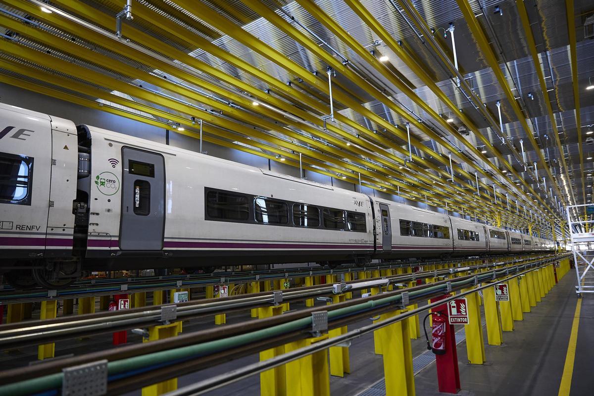 Un tren en el taller de Alta Velocidad de Fuencarral.