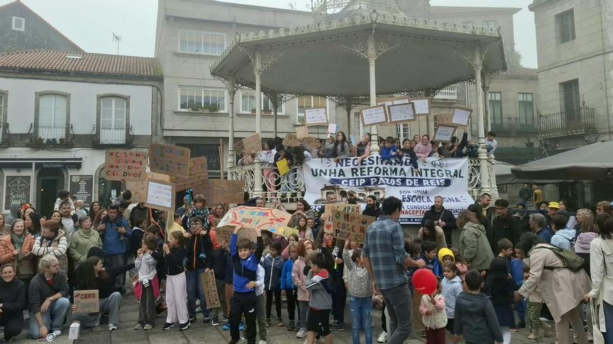 El CEIP Pazos de Reis lleva su protesta al centro de Tui