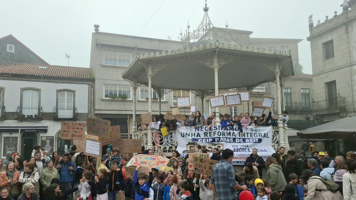 El colegio Pazos de Reis lleva su protesta al centro de Tui: «Queremos reforma e unha solución»