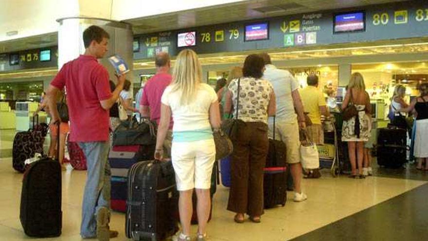 Turistas en la terminal del aeropuerto de Gran Canaria.