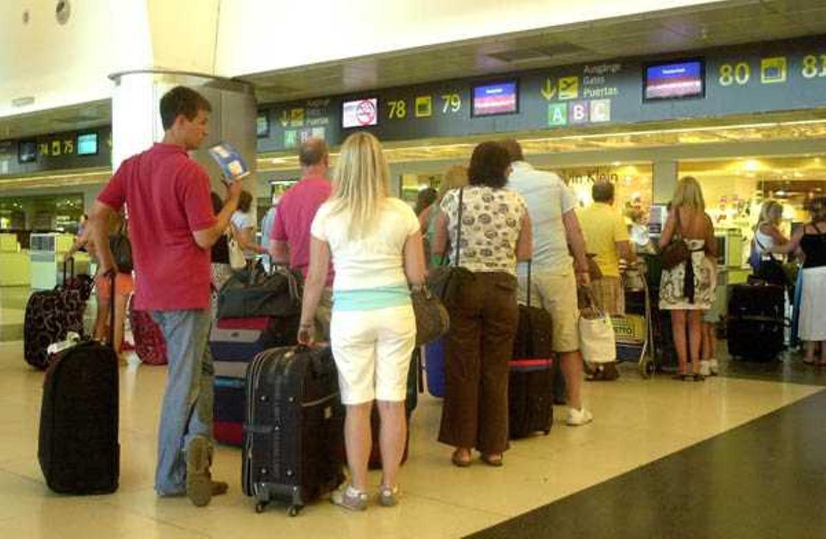 Turistas en la terminal del aeropuerto de Gran Canaria.