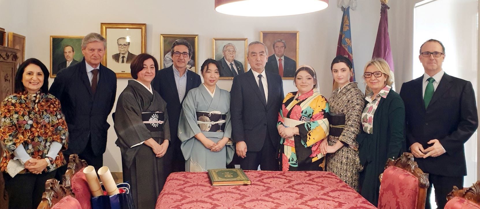 Visita del embajador de Japón al Museo de la Seda.