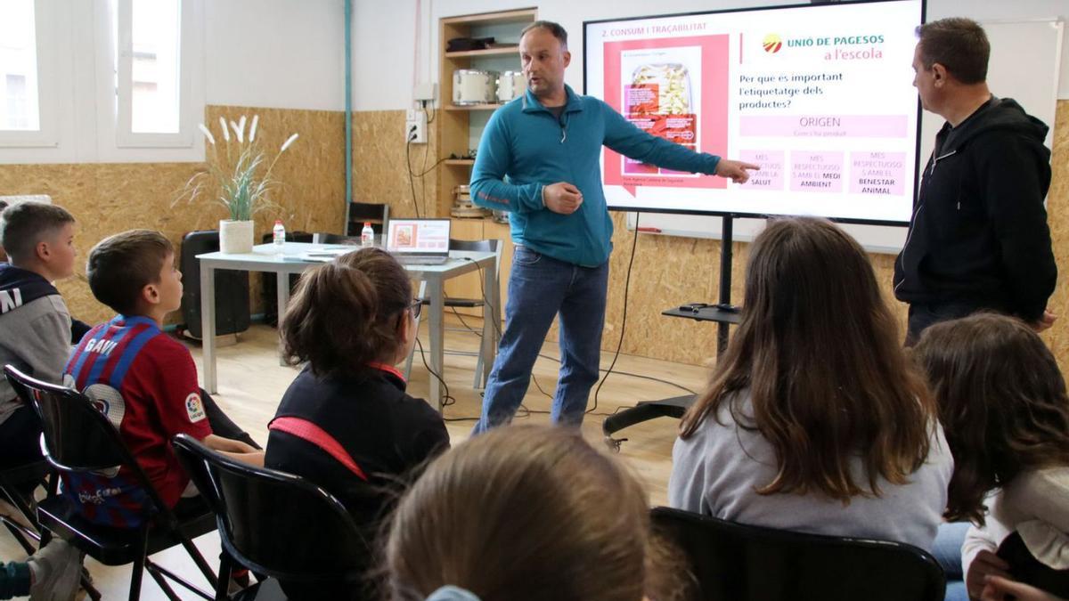 Toni Bascompte, davant d’alumnes de 5è i 6è de primària de la Fedac de Gironella | ACN