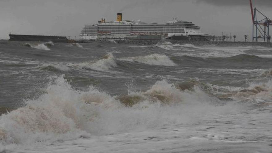 Temporal en la playa de La Malagueta.