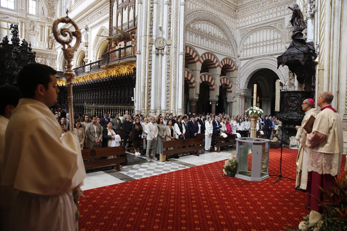 El Bautismo, Confirmación y Eucaristía para 51 catecúmenos, en imágenes El Bautismo, Confirmación y Eucaristía para 51 catecúmenos, en imágenes