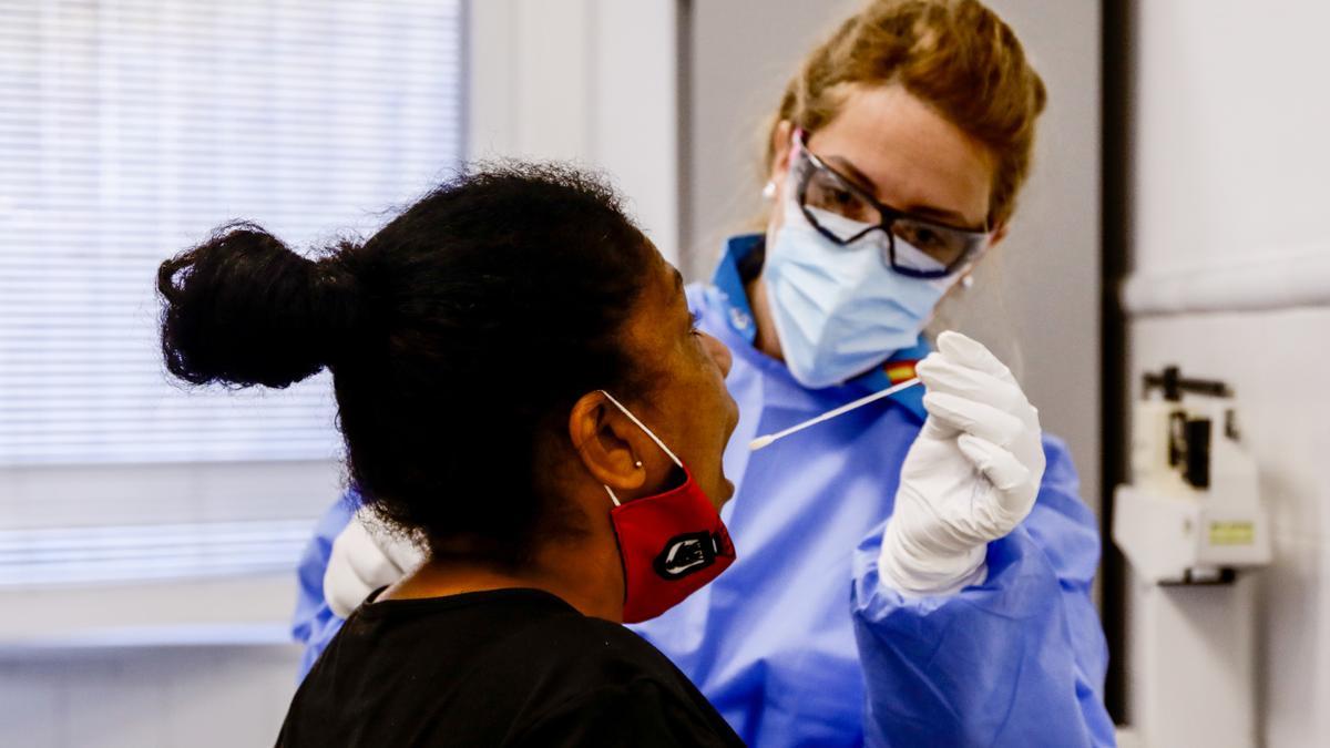 Personal sanitario realiza una prueba PCR en Madrid