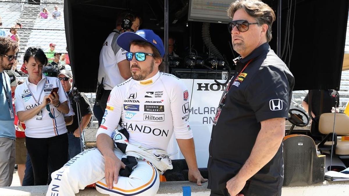 Fernando Alonso, junto al dueño del equipo en el que corre en Indy, Michael Andretti, en un descanso de los entrenamientos.