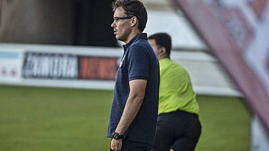 Jonathan Prado, técnico del Real Ávila, observa a su escuadra durante el partido en el Ruta de la Plata .