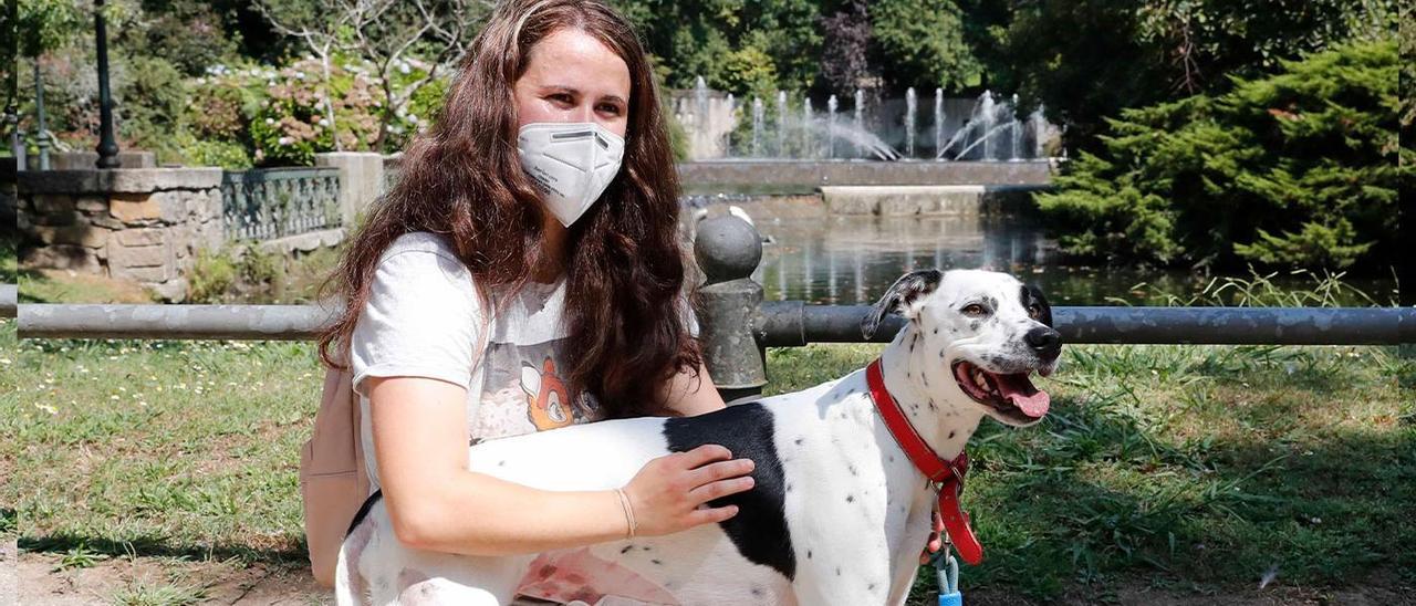 Sheila Pérez y su perra Dana, que ingirió veneno, en el parque de Castrelos.