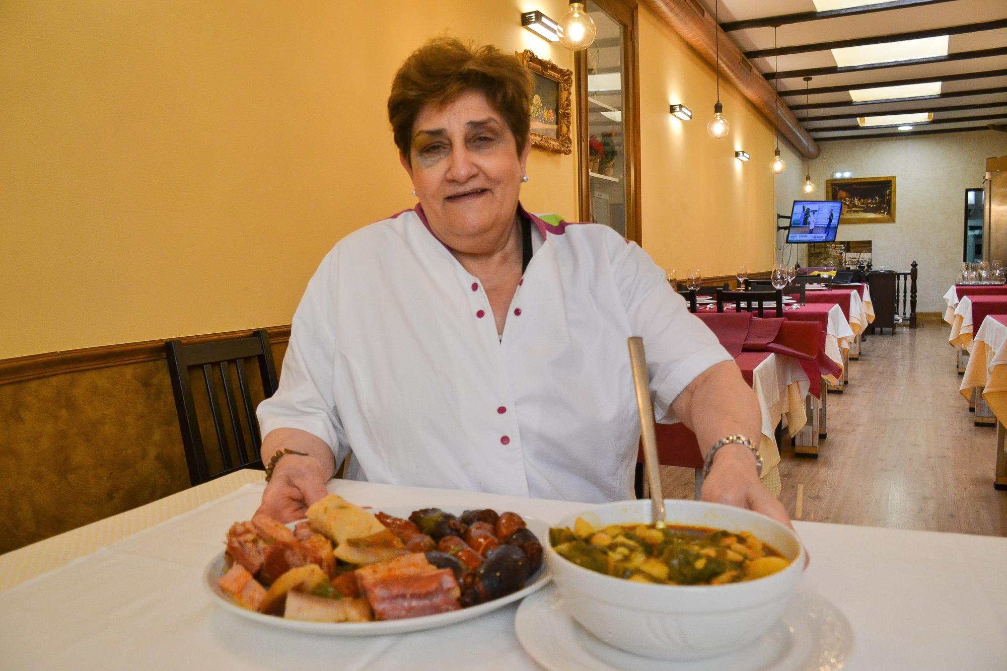 Chefi Bobes Casal, muestra el pote de Antroxu que sirve en su local, el restaurante L´Ayalga, en Oviedo.