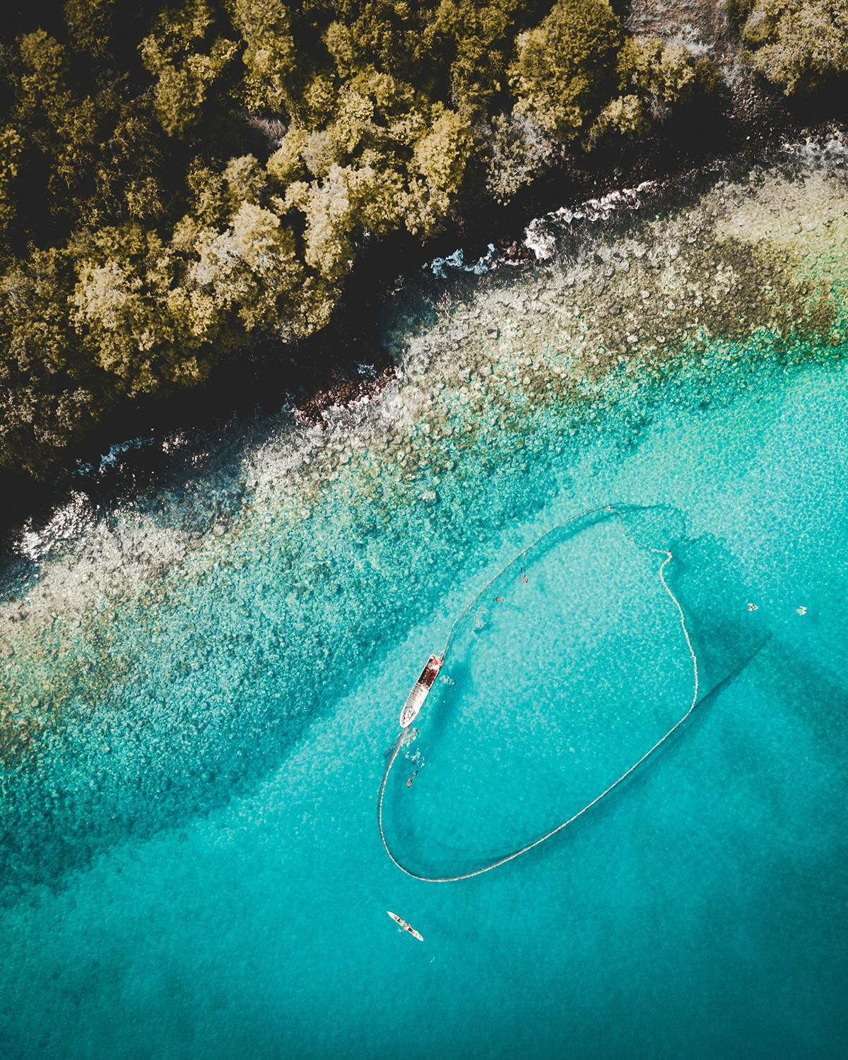La costa de Santo Tomé y Príncipe combina playas volcánicas, vegetación exuberante y un Atlántico de tonos verdes y azules.