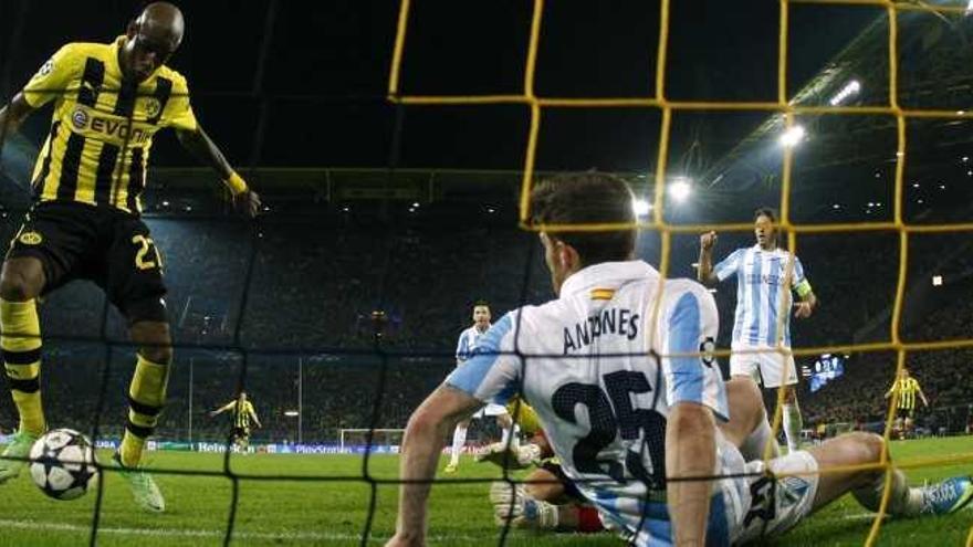 Momento del gol del defensa Felipe Santana en claro fuera de juego que dejó al Málaga a las puertas de las semifinales de la Liga de Campeones.