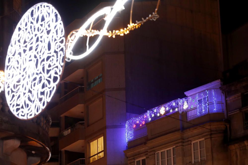 Las fachadas y los balcones más navideños de Vigo. // A. Villar - J.Lores - M. Clavero