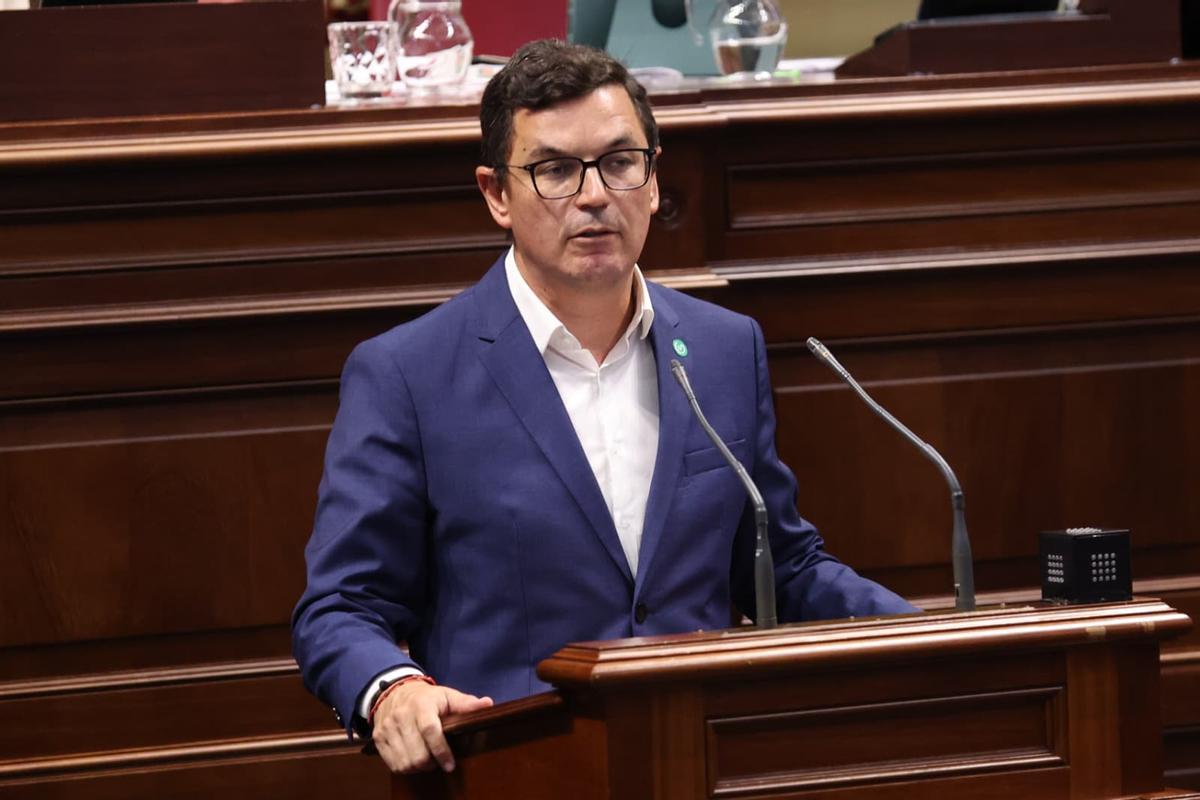 El consejero de Transportes, Pablo Rodríguez, durante su intervención en el Parlamento.