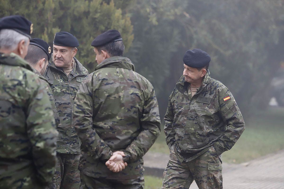 La visita de Margarita Robles a la Brigada X, en imágenes