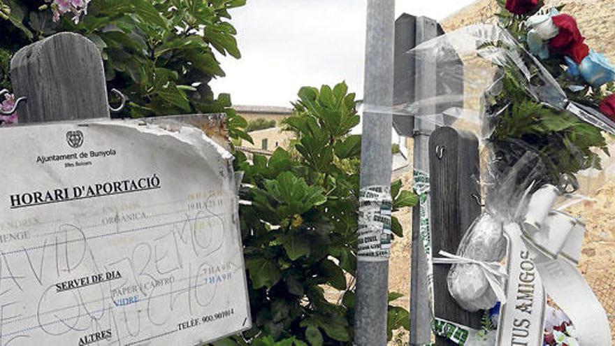 Flores junto a la farola donde murió electrocutado el joven.