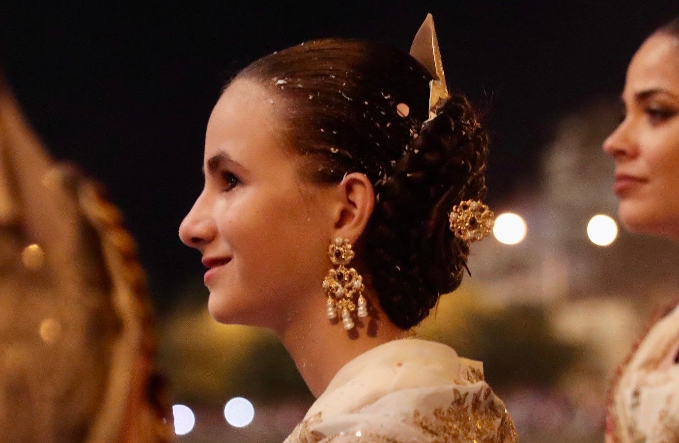 Carmen y Nerea conocen la particular Batalla de Flores de Burriana