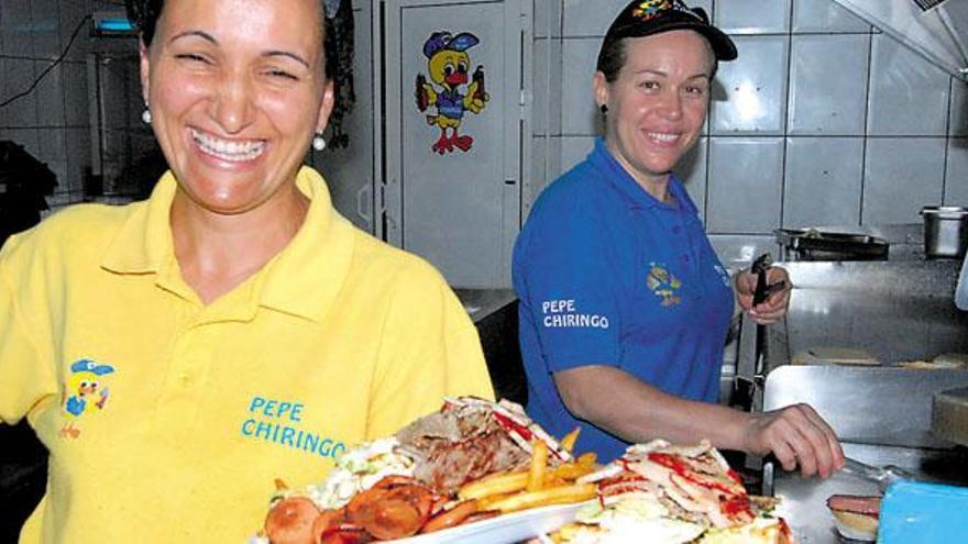 Dos trabajadoras de &#039;Pepe Chiringo&#039; con dos platos especiales.