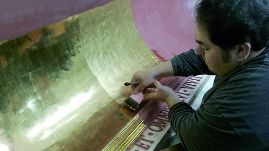 Rafael Barón, dorando el Santo Sepulcro, en una imagen de archivo.