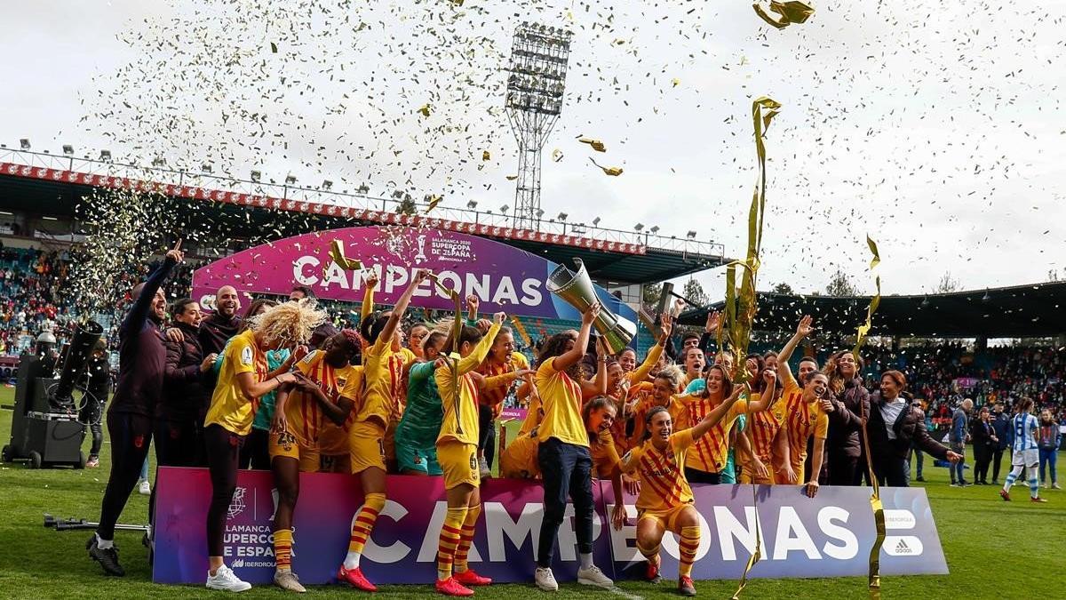 Las jugadoras del Barça celebran el domingo la conquista de la Supercopa de España en el estadio El Helmántico de Salamanca.